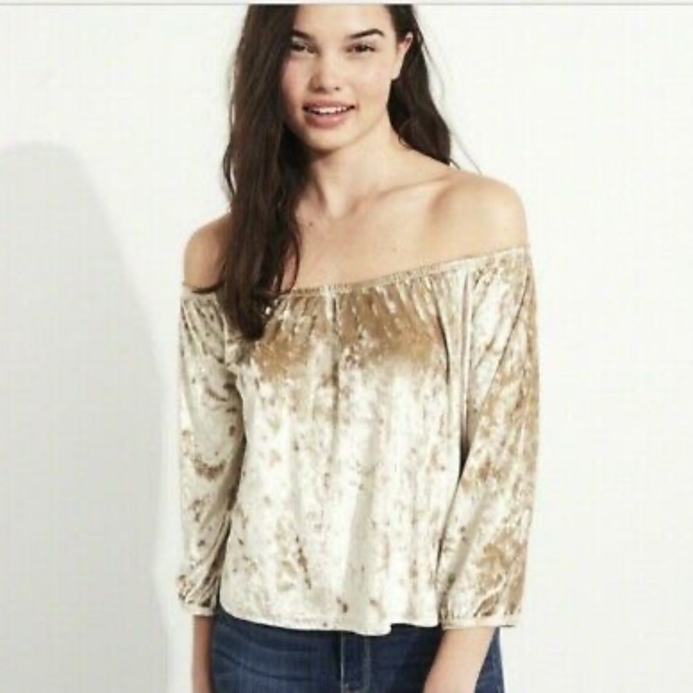 ✴️✴️SALE✴️✴️Hollister Crush Velvet Off the Shoulder Top. Taupe.  Small.